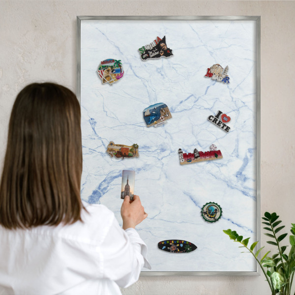 Decoratief metalen magneetbord in een zilveren lijst Marmerontwerp