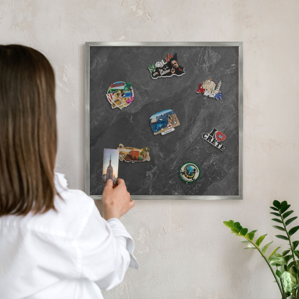 Decoratief metalen magneetbord in een zilveren lijst Grijze elegantie