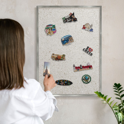 Decoratief metalen magneetbord in een zilveren lijst Subtiele elegantie