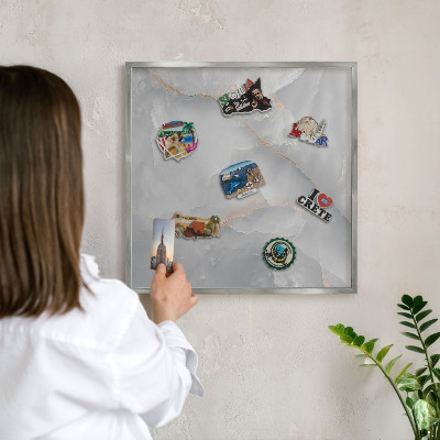 Magneetbord voor souvenir magneten met zilveren lijst Grijze aderen