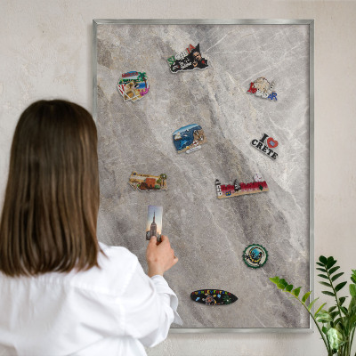 Decoratief metalen magneetbord in een zilveren lijst Steenstructuur