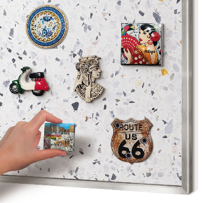 Magneetbord voor souvenir magneten met zilveren lijst Terrazzo-stijl