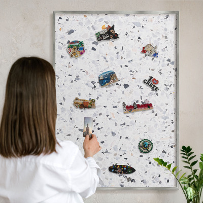 Magneetbord voor souvenir magneten met zilveren lijst Terrazzo-stijl