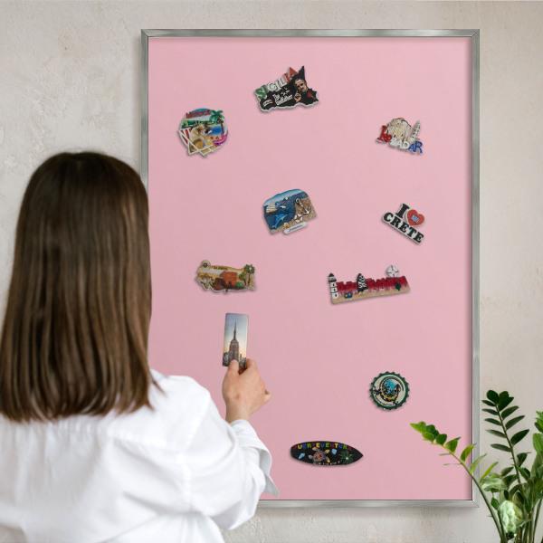 Decoratief metalen magneetbord in een zilveren lijst Lichtroze