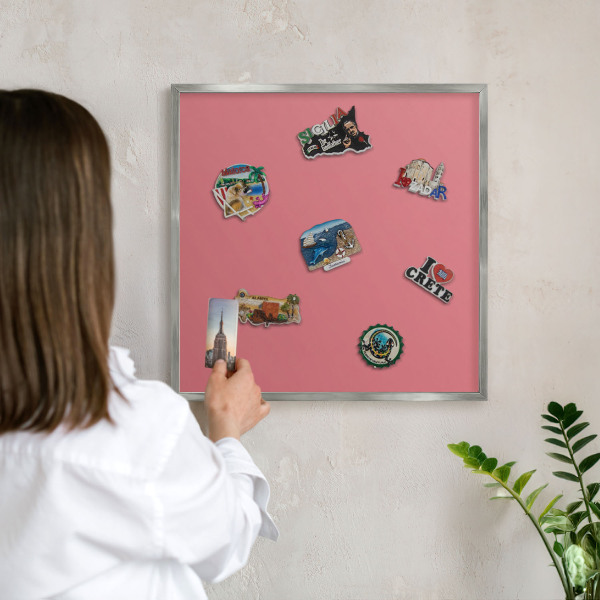 Decoratief metalen magneetbord in een zilveren lijst Zalmkleur