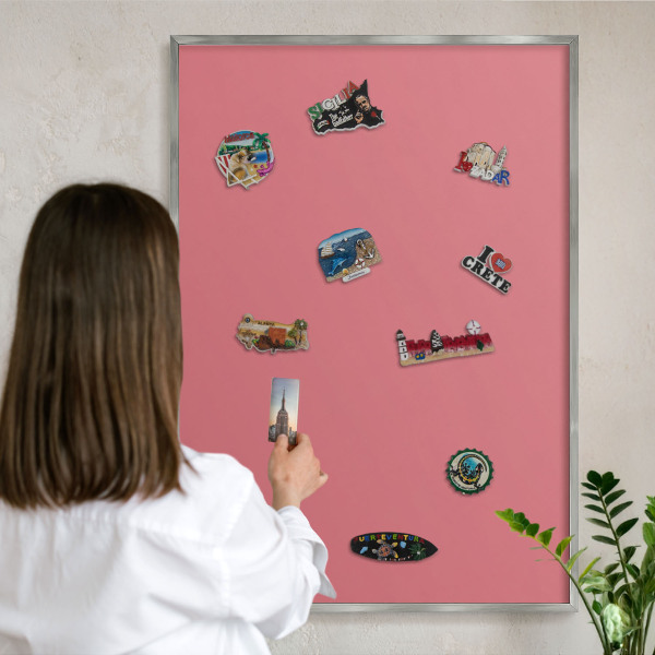 Decoratief metalen magneetbord in een zilveren lijst Zalmkleur