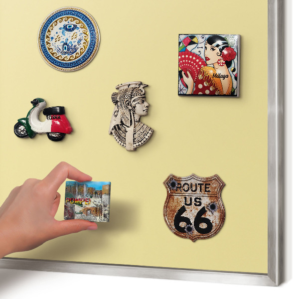 Decoratief metalen magneetbord in een zilveren lijst Crèmegeel