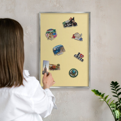 Decoratief metalen magneetbord in een zilveren lijst Crèmegeel