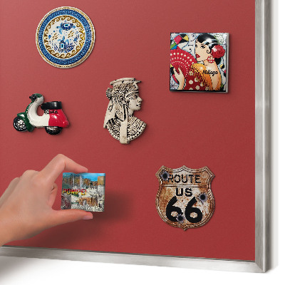 Decoratief metalen magneetbord in een zilveren lijst Bordeauxrode kleur