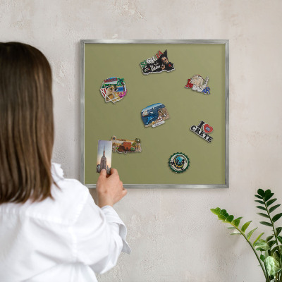 Decoratief metalen magneetbord in een zilveren lijst Groen gras