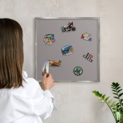 Decoratief metalen magneetbord in een zilveren lijst Asgrijs