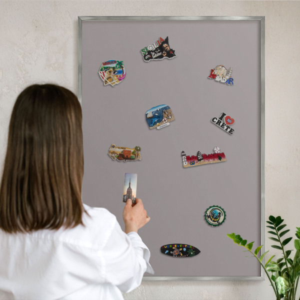 Decoratief metalen magneetbord in een zilveren lijst Asgrijs