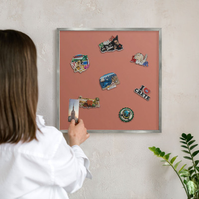 Magneetbord voor souvenir magneten met zilveren lijst Baksteenkleur