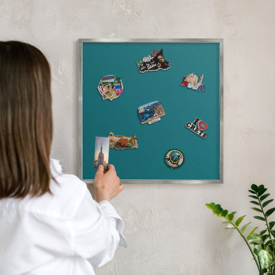 Magneetbord voor souvenir magneten met zilveren lijst Donker turkoois