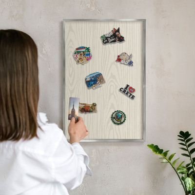Magneetbord voor souvenir magneten met zilveren lijst Houten ringen