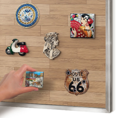 Decoratief metalen magneetbord in een zilveren lijst Houten patroon