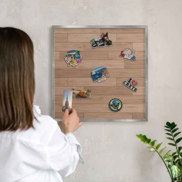 Decoratief metalen magneetbord in een zilveren lijst Houten patroon