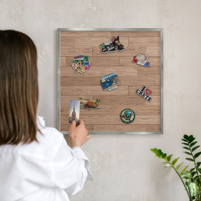 Decoratief metalen magneetbord in een zilveren lijst Houten patroon