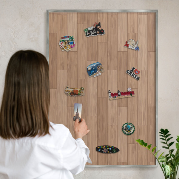 Decoratief metalen magneetbord in een zilveren lijst Houten patroon