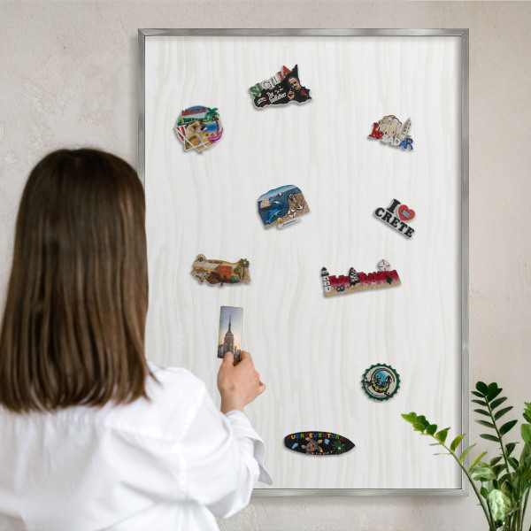 Magneetbord voor souvenir magneten met zilveren lijst Harmonie van lijnen