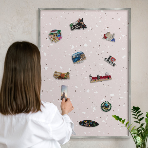 Decoratief metalen magneetbord in een zilveren lijst Modern terrazzo