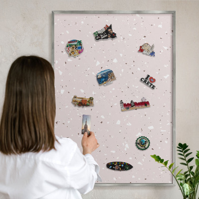 Decoratief metalen magneetbord in een zilveren lijst Modern terrazzo