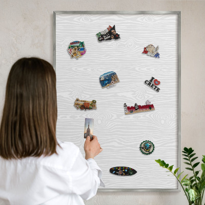 Magneetbord voor souvenir magneten met zilveren lijst Houten patroon