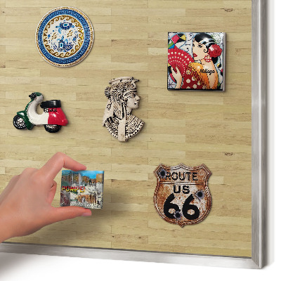 Decoratief metalen magneetbord in een zilveren lijst Houtstructuur