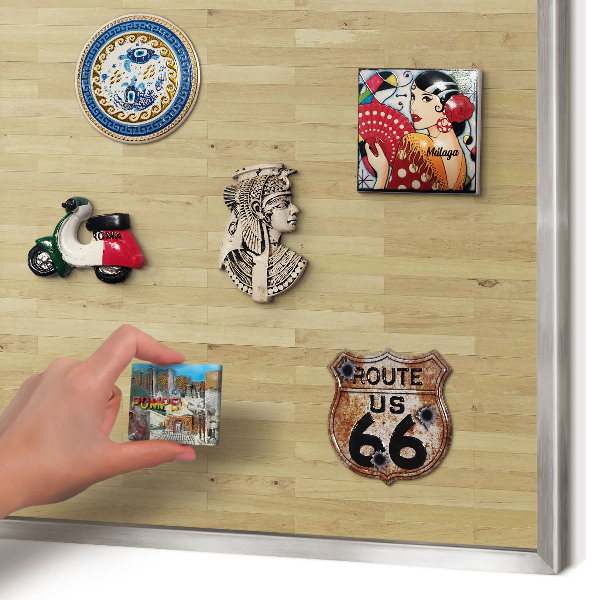 Decoratief metalen magneetbord in een zilveren lijst Houtstructuur