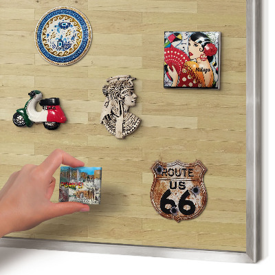 Decoratief metalen magneetbord in een zilveren lijst Houtstructuur