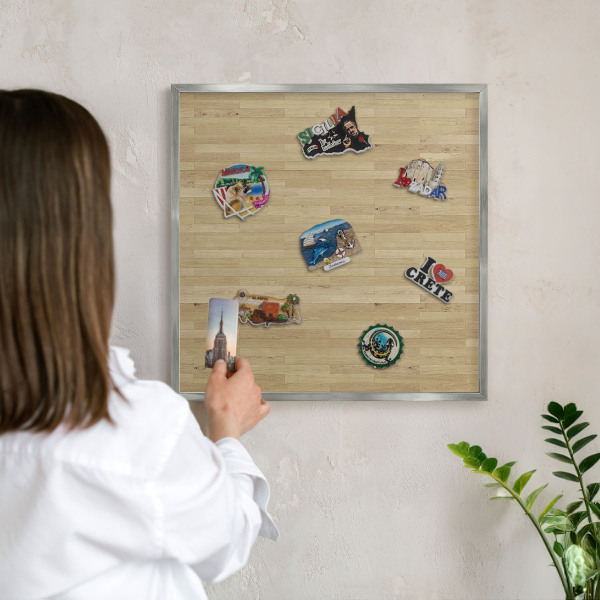 Decoratief metalen magneetbord in een zilveren lijst Houtstructuur