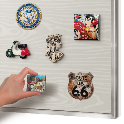 Decoratief metalen magneetbord in een zilveren lijst Houten constructie