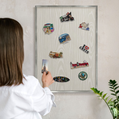 Decoratief metalen magneetbord in een zilveren lijst Houten constructie