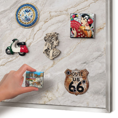 Decoratief metalen magneetbord in een zilveren lijst Marmeren elegantie