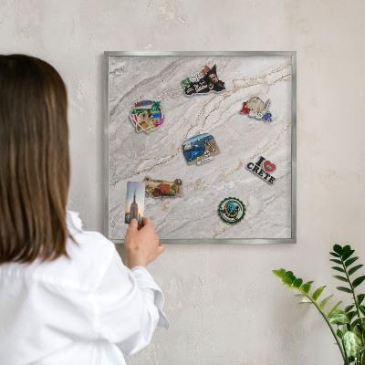 Decoratief metalen magneetbord in een zilveren lijst Marmeren elegantie