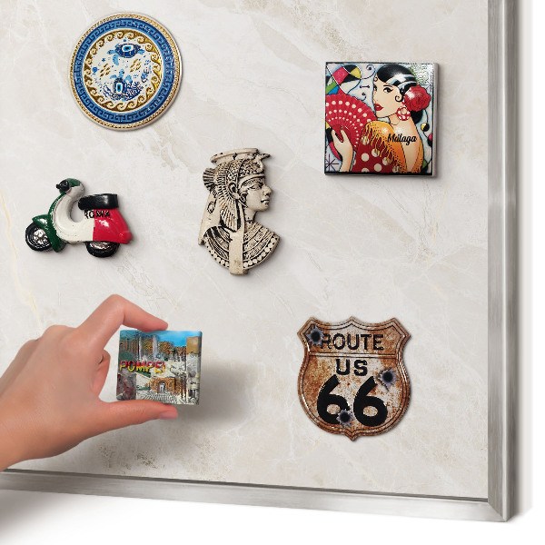 Decoratief metalen magneetbord in een zilveren lijst Romige elegantie