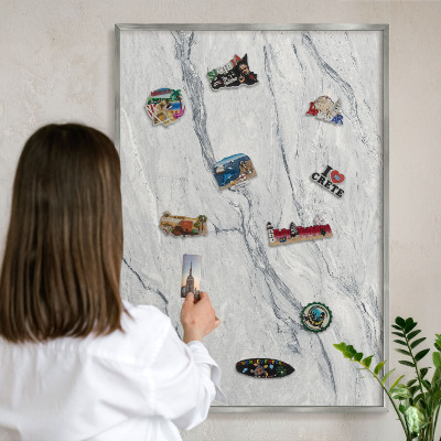 Magneetbord voor souvenir magneten met zilveren lijst Grijze elegantie