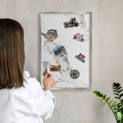 Decoratief metalen magneetbord in een zilveren lijst Marmereffect