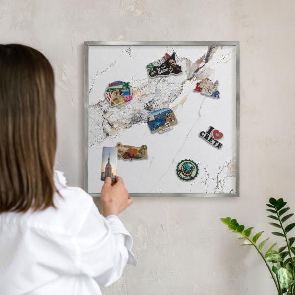 Decoratief metalen magneetbord in een zilveren lijst Marmereffect