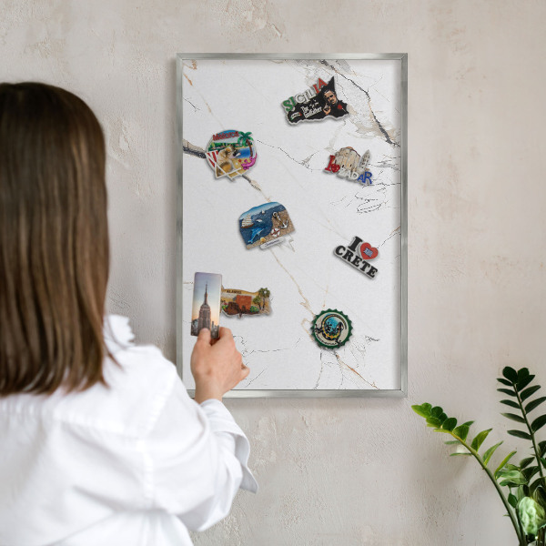 Magneetbord voor souvenir magneten met zilveren lijst Moderne elegantie