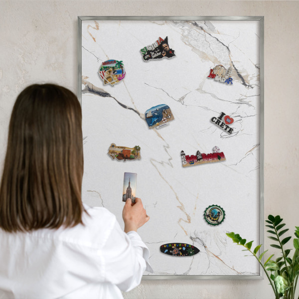 Magneetbord voor souvenir magneten met zilveren lijst Moderne elegantie