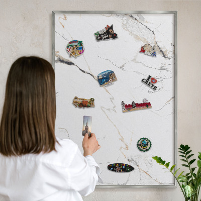 Magneetbord voor souvenir magneten met zilveren lijst Moderne elegantie