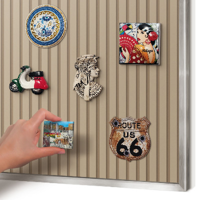 Decoratief metalen magneetbord in een zilveren lijst Verticale strepen