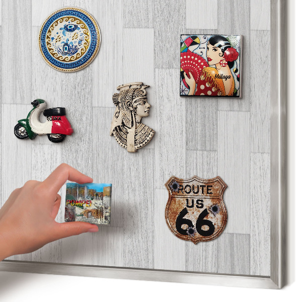 Magneetbord voor souvenir magneten met zilveren lijst Houtstructuur