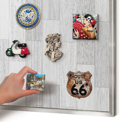 Magneetbord voor souvenir magneten met zilveren lijst Houtstructuur