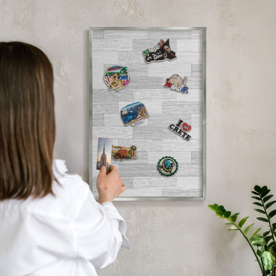 Magneetbord voor souvenir magneten met zilveren lijst Houtstructuur