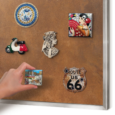 Decoratief metalen magneetbord in een zilveren lijst Bruine textuur