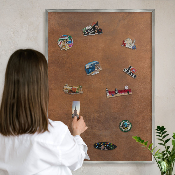 Decoratief metalen magneetbord in een zilveren lijst Bruine textuur