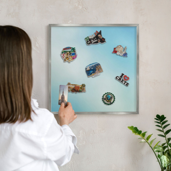 Decoratief metalen magneetbord in een zilveren lijst Blauwe lucht