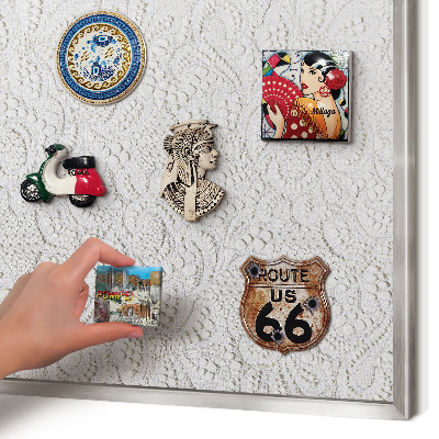 Decoratief metalen magneetbord in een zilveren lijst Opengewerkte elegantie